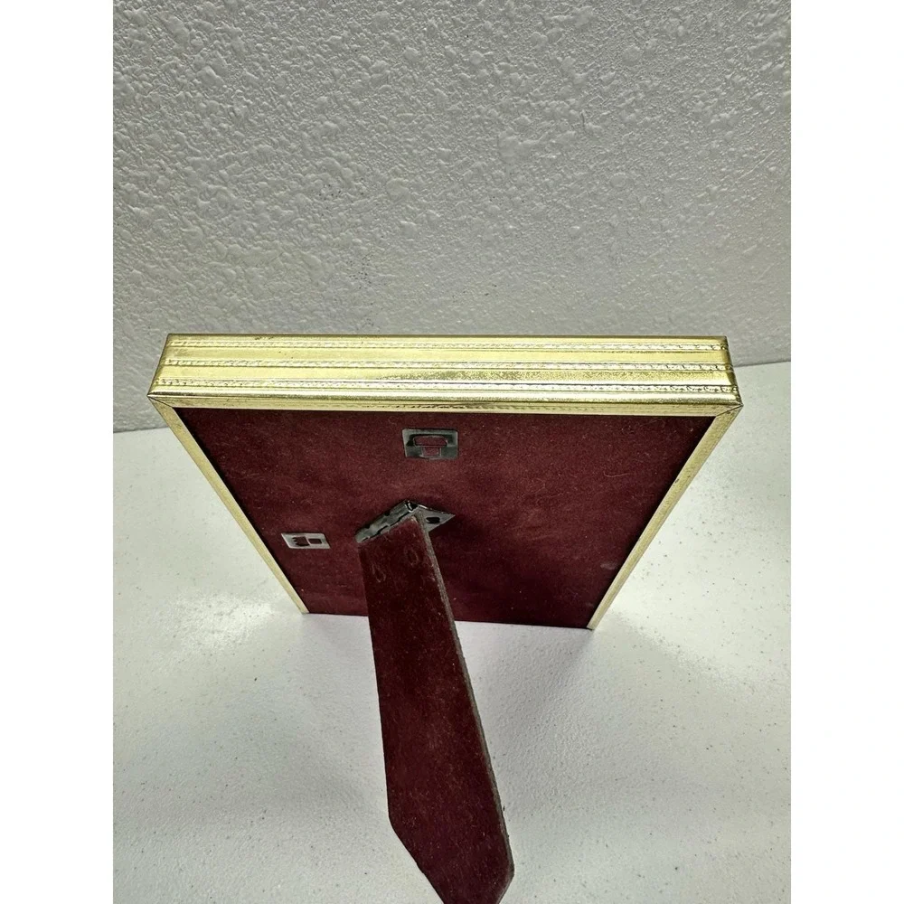 Vintage 1975 Brass Tone Metal 5x7 Picture Frame Made USA Easel Wall Decor